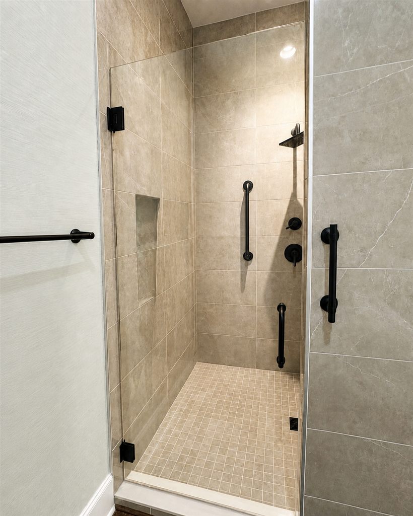 Single hinged frameless glass shower door